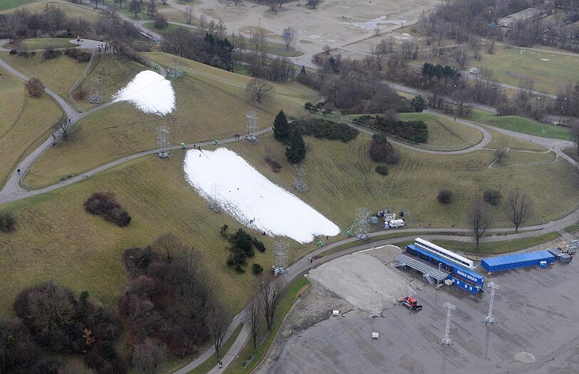 Fast schon ein trauriger Anblick: Wegen Schneemangels musste der Weltcup am Olympiaberg abgesagt werden. Die Bilder