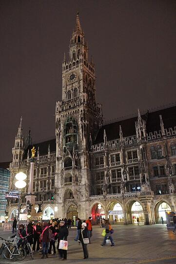 Auch im und am Rathaus gingen die Lichter aus.