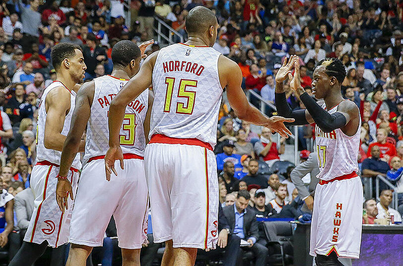 Dennis Schröder (rechts) und seine Teamkollegen von den Atlanta Hawks feiern ihren Sieg.