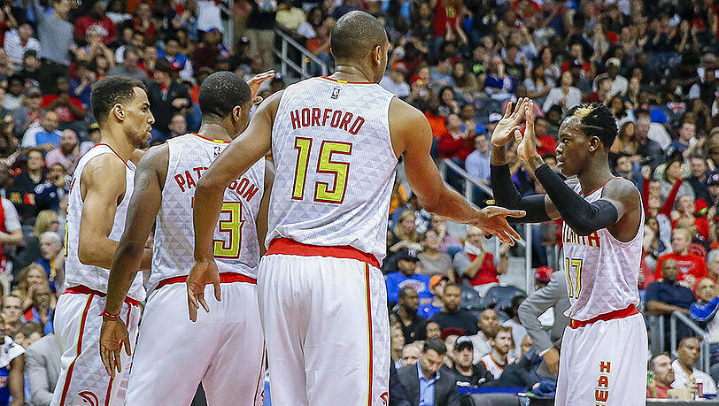 Dennis Schröder (rechts) und seine Teamkollegen von den Atlanta Hawks feiern ihren Sieg. Dennis Schröder (rechts) und seine Teamkollegen von den Atlanta Hawks feiern ihren Sieg.