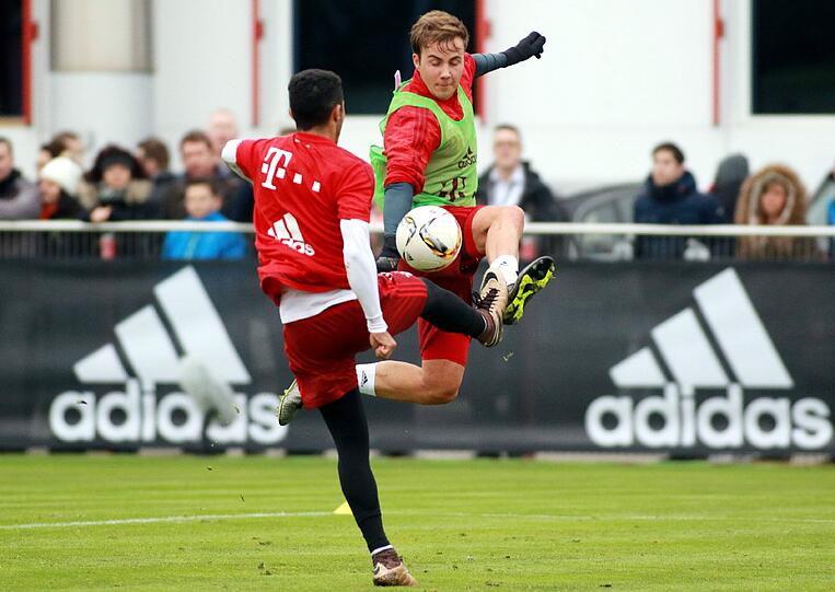 Mit vollem Einsatz zurück: Götze gegen Thiago.