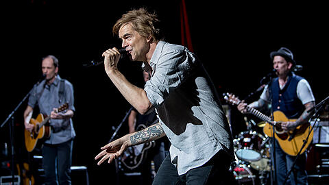 Die Mischung macht's: Am Mittwochabend traten Die Toten Hosen mit Gerhard Polt und den Well Brüdern in den Münchner Kammerspielen auf. Die Bilder.