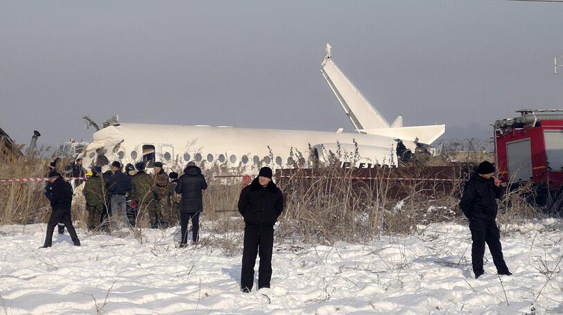 In Kasachstan sind mehr als ein Dutzend Passagiere bei einem Flugzeugabsturz ums Leben gekommen.