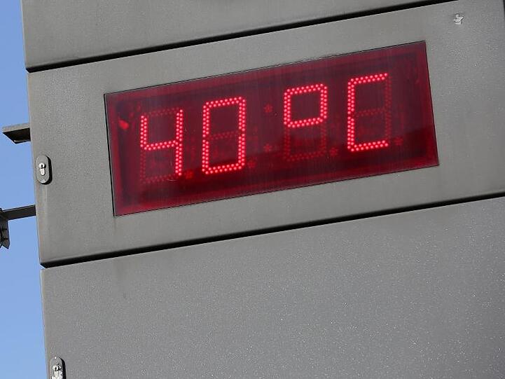 Hitze in Hamburg: Am S-Bahn-Eingang Jungfernstieg zeigt eine digitale Temperaturanzeige 40 Grad Celsius an.