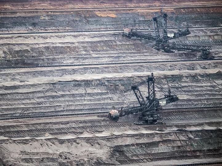 Auch die riesigen Tagebaue werden dann nicht weiter ausgebeutet - hier der Tagebau Hambach in Nordrhein-Westfalen. Die Energiekonzerne erhalten aber milliardenschwere Entschädigungen.