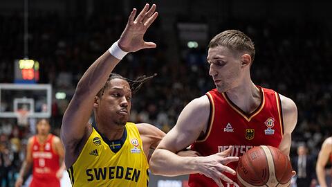 Jonas Richter im Duell mit Schwedens Melwin Pantzar (l).