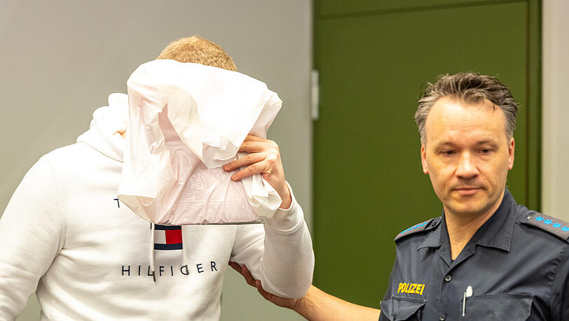 Der wegen Mordes an zwei Patienten angeklagte Krankenpfleger (l) wird zu lebenslanger Haft verurteilt.