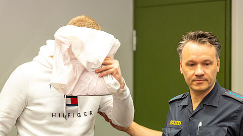 Der wegen Mordes an zwei Patienten angeklagte Krankenpfleger (l) wird zu lebenslanger Haft verurteilt.