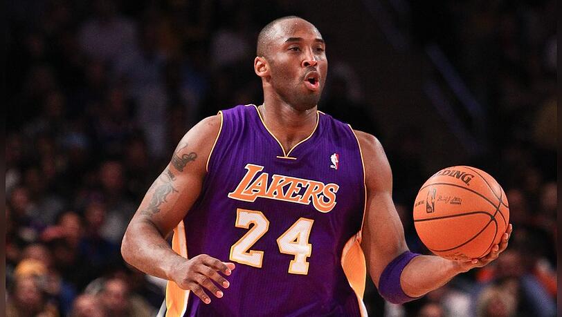 Das Trikot, das Kobe Bryant beim letzten Auswärtsspiel seiner Basketball-Karriere trug, ist jetzt versteigert worden.