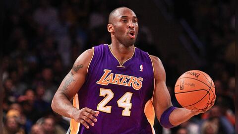Das Trikot, das Kobe Bryant beim letzten Auswärtsspiel seiner Basketball-Karriere trug, ist jetzt versteigert worden.