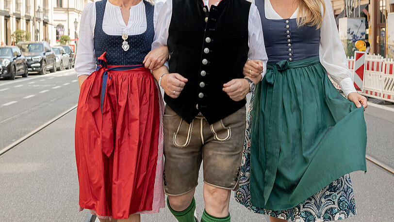 Strahlend in Tracht: Gabi Strassburger (Ingolstadt Village), Stylist Oliver Rauh und Trachten-Designerin Anja Gräfin von Keyserlingk am Mittwoch auf der Maximilianstraße. Strahlend in Tracht: Gabi Strassburger (Ingolstadt Village), Stylist Oliver Rauh und Trachten-Designerin Anja Gräfin von Keyserlingk am Mittwoch auf der Maximilianstraße.