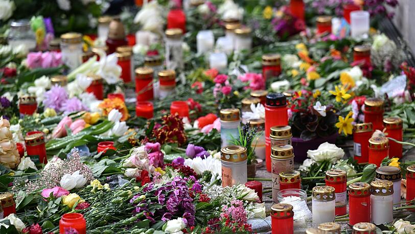 Nach Amokfahrt in Leipzig: Ermittler schweigen zu Motiven und die Anteilnahme der Bevölkerung wächst. Nach Amokfahrt in Leipzig: Ermittler schweigen zu Motiven und die Anteilnahme der Bevölkerung wächst.