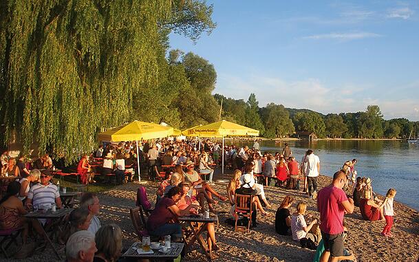 Der "Nachtmarkt Herrsching" mit Musik, Marktstandln und Schlemmereien startet am Freitagnachmittag am Ufer des Ammersees.