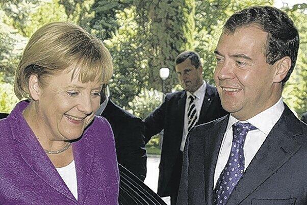 Die Sonne scheint, Merkel lächelt. Und Medwedew zeigt ihr voller Stolz seinen Garten.Foto: Reuters