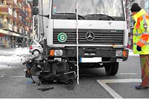Der Rollstuhl wurde beim Unfall komplett zerstört.