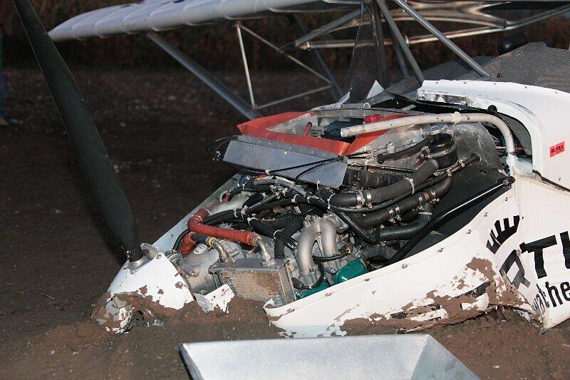 Warum das Ultraleichtflugzeug am Mittwochabend am Flugplatz Ellermühle abstürzte, ist bisher nicht klar. Die beiden Insassen mussten schwer verletzt aus dem Wrack geborgen werden.