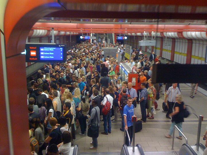 Ausnahmezustand in den U-Bahnhöfen: Fast vier Millionen Wiesn-Fahrgäste hat die MVV in nur 16 Tagen transportiert, 6.000 zusätzliche Busse, S- und U-Bahnen waren im Einsatz.