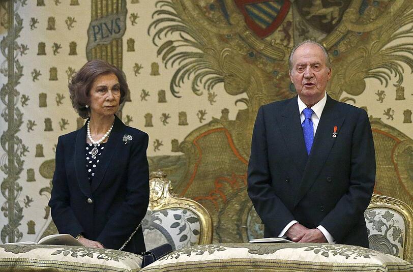 Sorgen machen sich auch die Spanier auch um die Zustände in ihrem Königshaus. Erst erregte König Juan Carlos (hier mit Königin Sofia)  wegen angeblicher außerehelicher Affären und einer teuren Elefantenjagd in Afrika  Unmut