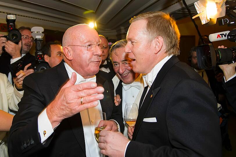 Kerner versucht den sichtlich betrunkenen Mann zu beruhigen. Auch Richard Lugner kommt dazu.