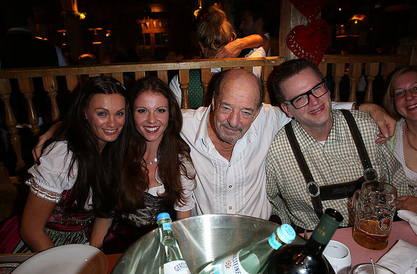 Ralph Siegel mit Diana Oberleitner, Kelly Presley und Stephan Imming im Käfer.