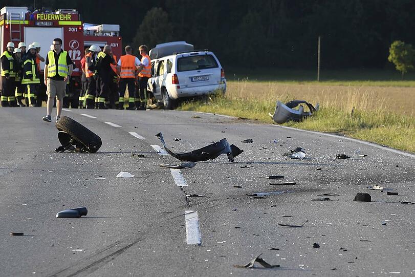 Frontalcrash zwischen zwei VW-Transportern in Straßlach. Die Bilder vom Unfall.