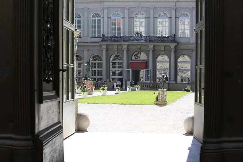 Das ist der Blick in den lauschigen Königsbauhof der Residenz.