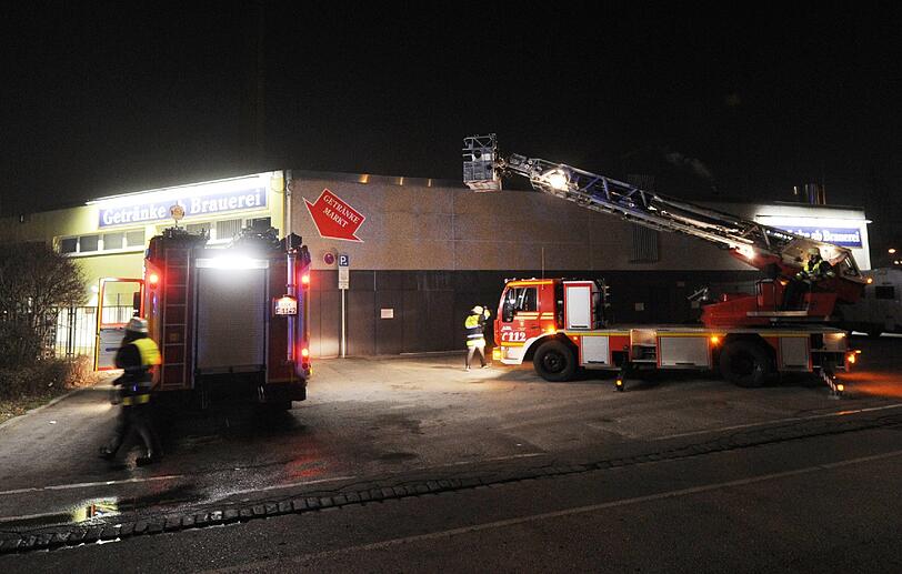 Großeinsatz in Giesing: Feuerwehrfahrzeuge stehen am Donnerstagabend vor der Paulaner-Brauerei am Nockherberg.