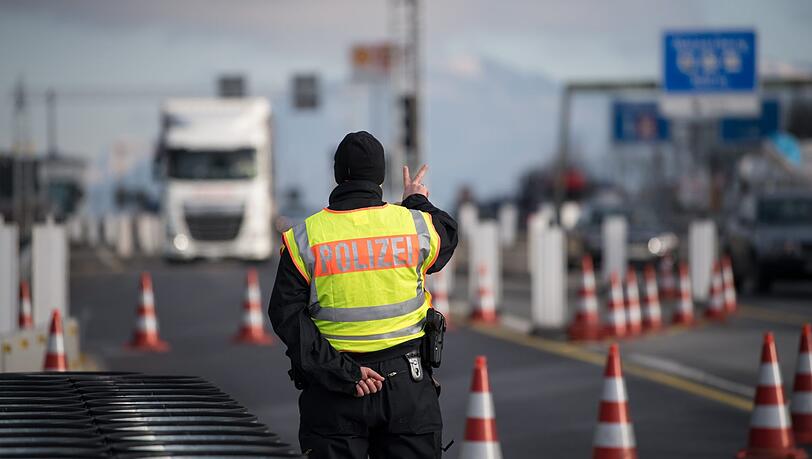 Vor zwei Jahren führte die CSU im Alleingang die Grenzpolizei wieder ein. Vor zwei Jahren führte die CSU im Alleingang die Grenzpolizei wieder ein.