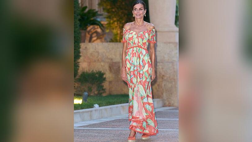 Mehr Sommer geht nicht: Königin Letizia strahlt in ihrem stylischen Off-Shoulder-Kleid von Charo Ruiz Ibiza.
