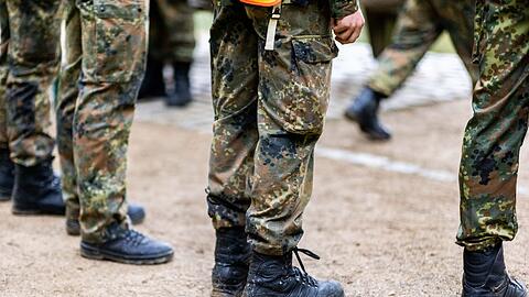 Bundeswehrsoldaten stehen in einer Reihe.