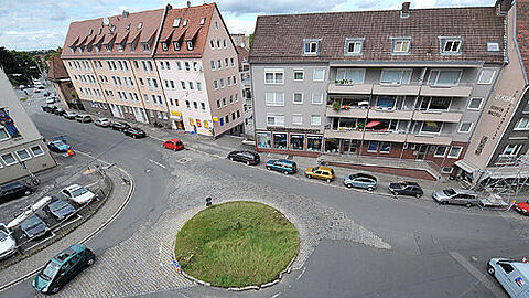 Einer der hässlichsten Plätze der Altstadt: Wenn die Karl-Grillenberger-Straße (vorn) und die Mohrengasse (hinten) neu gestaltet werden, verschwindet der ungeliebte Kreisverkehr.