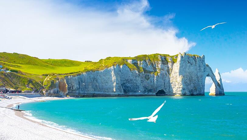 Unter anderem in der französischen Normandie dürfen sich Urlauber im August auf traumhafte Bedingungen freuen.