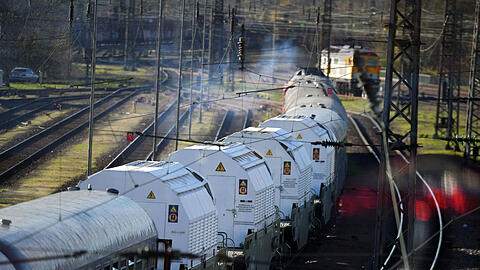 Ein Zug mit vier Castor-Behältern ist im Bereich des Hauptbahnhofs im Landkreis Neunkirchen zu sehen. (Archivbild aus 2024)