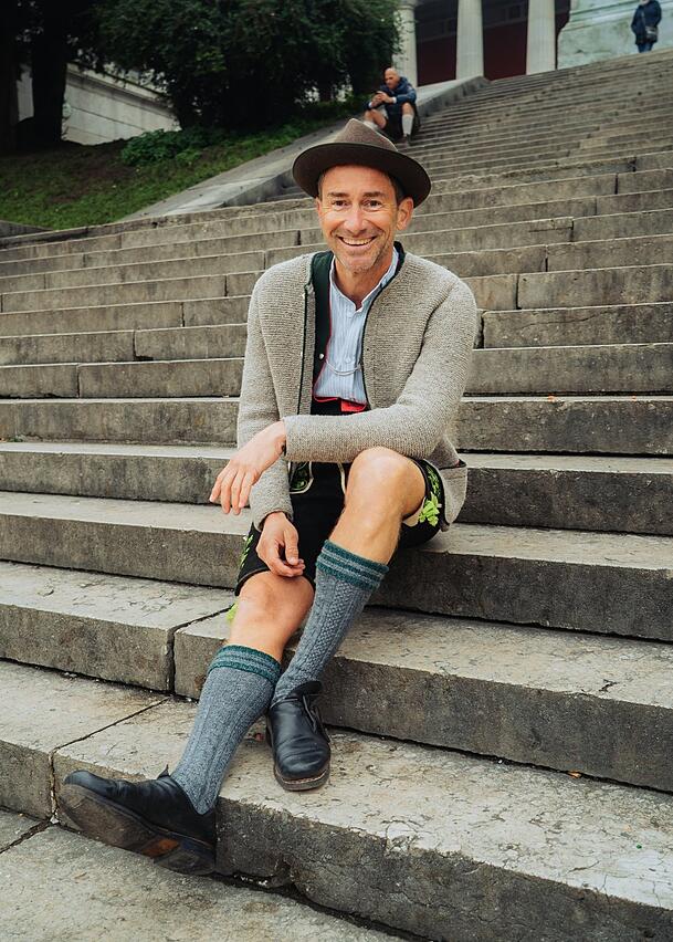 Stoll am Fuße der Bavaria. Auf der Wiesn, sagt er, tauchen Besucher in eine Parallelwelt ein.