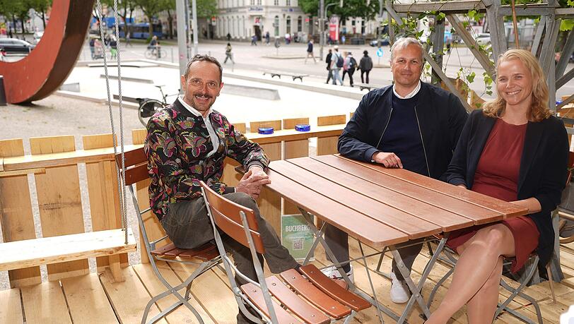 Florian Sch&ouml;nhofer (v.l.) mit David Boppert von der M&uuml;nchner Kultur GmbH und KVR-Chefin Hanna Samm&uuml;ller.