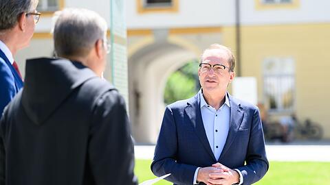 Auch beim Besuch des Kloster Ettals muss sich Bundesinnenminister Alexander Dobrindt (CSU) mit Fragen zur Abschiebepolitik des Bundes auseinandersetzen.