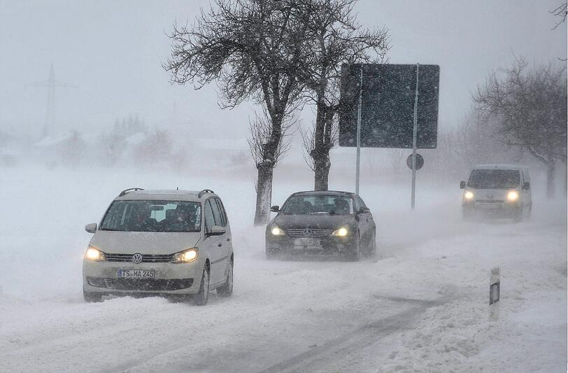 Im Landkreis Traunstein fahren die Autos vorsichtig durch das herabfallende Weiß.