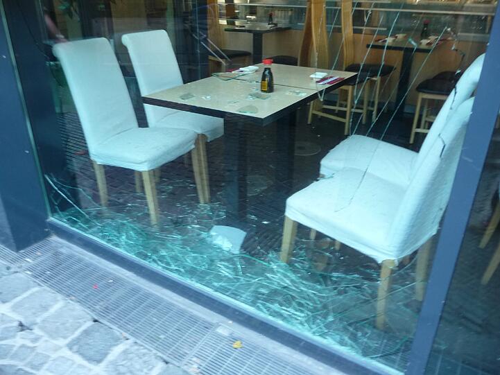 Schwabing am Tag nach der Bombensprengung: Die Spuren der Detonation sind deutlich zu erkennen. Im Laufe des Vormittags werden die Schäden an den Gebäuden der Umgebung erfasst.