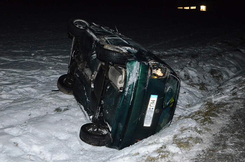 Unfall  bei Feichten: Der Fahrer eines VW Polo kommt von der Fahrbahn ab und überschlägt sich mehrfach mit seinem Wagen. Riesenglück: Der Mann wurde nur leicht verletzt.