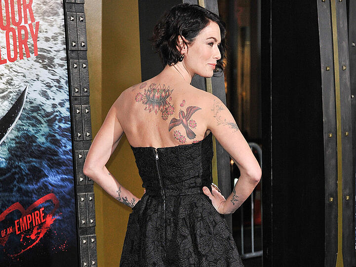 Lena Headey zeigt stolz ihre Tattoos bei der Filmpremiere "300: Rise of an Empire"