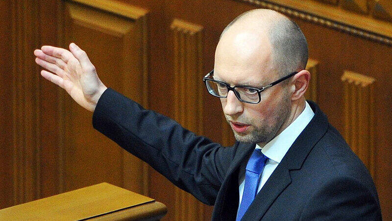 Der ukrainische Ministerpräsident gibt im Parlament seinen und den Rücktritt des gesamten Kabinetts bekannt. Der ukrainische Ministerpräsident gibt im Parlament seinen und den Rücktritt des gesamten Kabinetts bekannt.