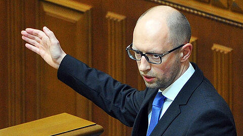 Der ukrainische Ministerpräsident gibt im Parlament seinen und den Rücktritt des gesamten Kabinetts bekannt.