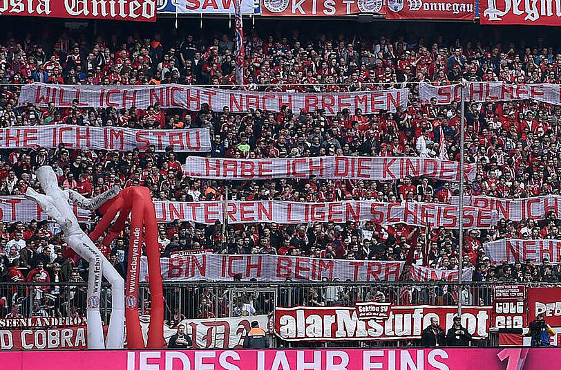 Fans des FC Bayern äußern mit kreativen Spruchbändern ihren Unmut über geplante Montagsspiele. Die Sprüche zum Durchklicken.