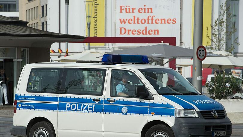 Die Polizei forderte die Bevölkerung auf, "verstärkt zu schauen, ob es etwas Ungewöhnliches gibt". Foto: Sebastian Kahnert Die Polizei forderte die Bevölkerung auf, "verstärkt zu schauen, ob es etwas Ungewöhnliches gibt". Foto: Sebastian Kahnert