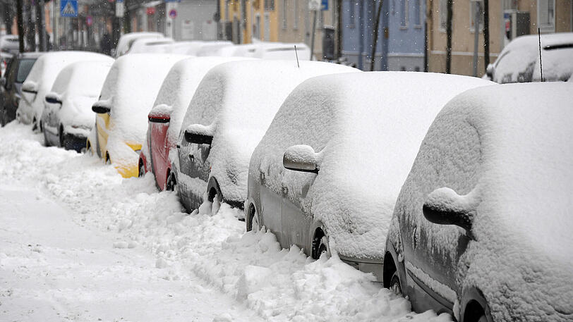Winter in München: Schnee bedeckt am Sonntag parkende Autos in der Landeshauptstadt.