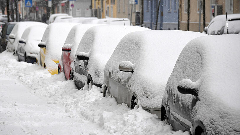 Winter in München: Schnee bedeckt am Sonntag parkende Autos in der Landeshauptstadt. Winter in München: Schnee bedeckt am Sonntag parkende Autos in der Landeshauptstadt.