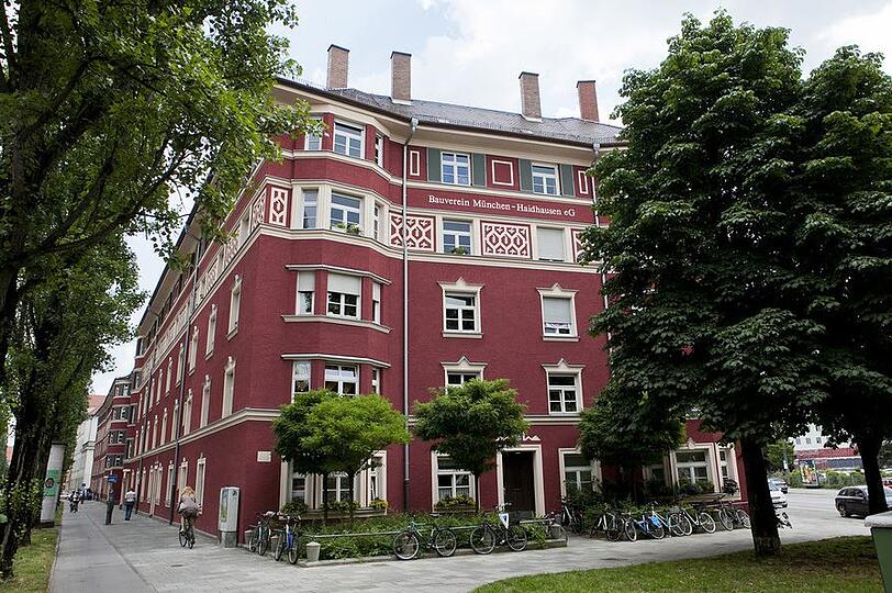 Bildhübsch und bezahlbar: Der "Weilerblock" aus den Zwanzigerjahren gehört dem Bauverein München-Haidhausen.