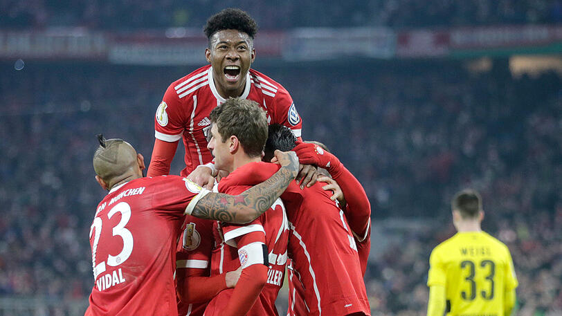 Im Achtelfinale kam es dann zum Knaller gegen Borussia Dortmund. Kurz vor Weihnachten konnten die Bayern das prestigeträchtige Duell in der Allianz Arena mit 2:1 für sich entscheiden.