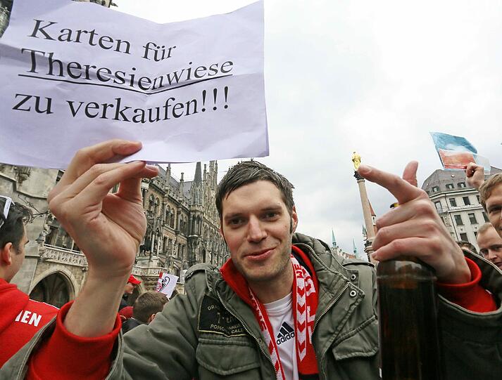 Fans lassen es beim Champions-League-Finale des FC Bayern gegen Dortmund rund um den Marienplatz krachen. Die Bilder