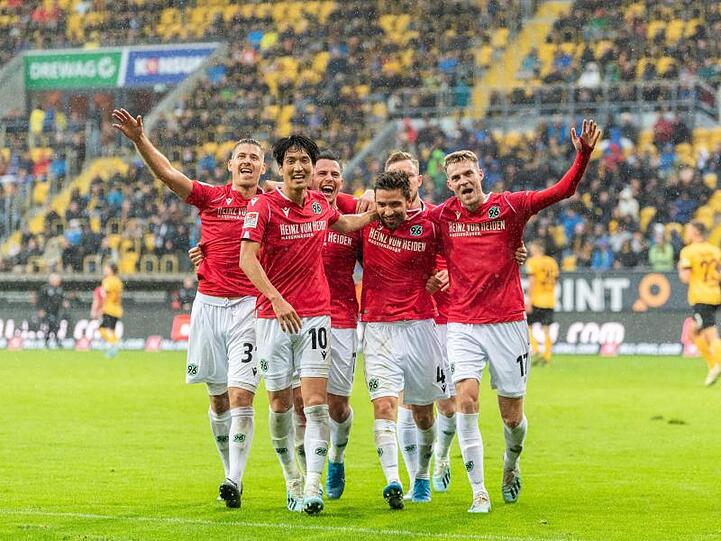 Hannovers Spieler feiern das 1:0 bei Dynamo Dresden.